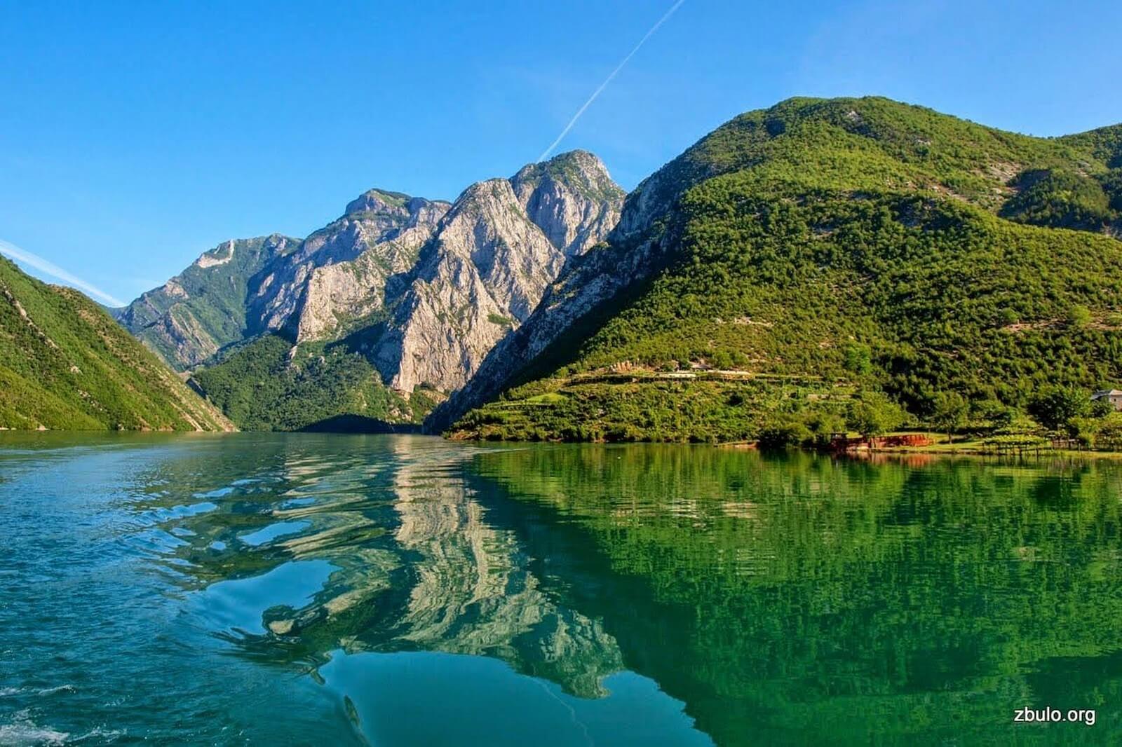 Foto: Der Koman-Stausee wirkt romantisch wie ein Fjord - Lupe Reisen