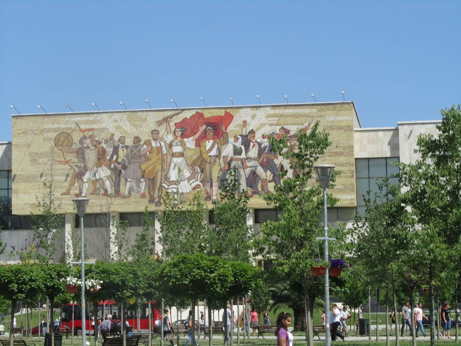 Foto: Vor dem Nationalmuseum im Zentrum von Tirana - Lupe Reisen