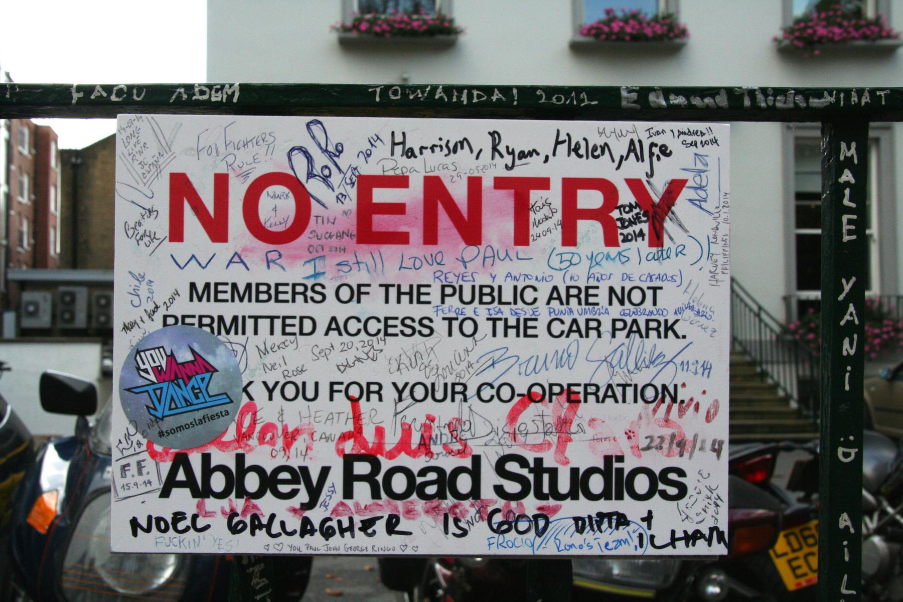 Foto: Die Abbey Road Studios in London mchten Besucher gerne auf Abstand halten - Bildrechte Daniel Haltaufderheide - Lupe Reisen