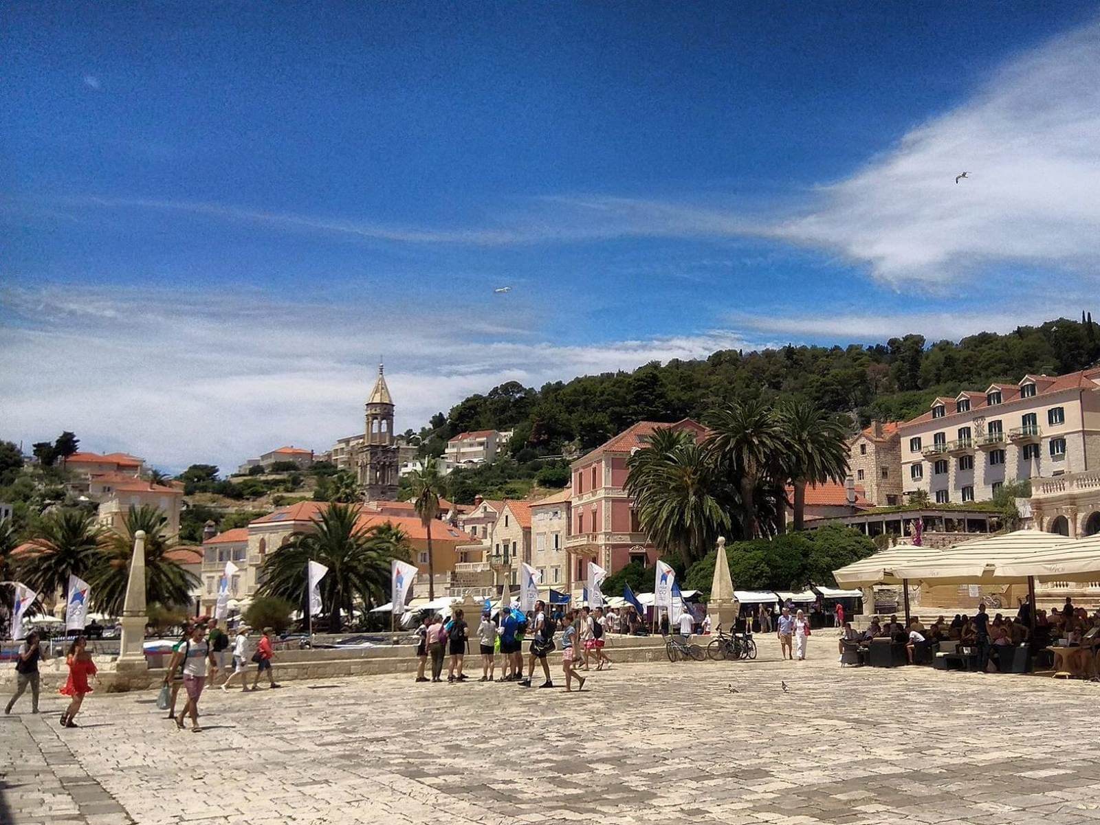 Foto: Im Hafenviertel des Ortes Hvar - Lupe Reisen