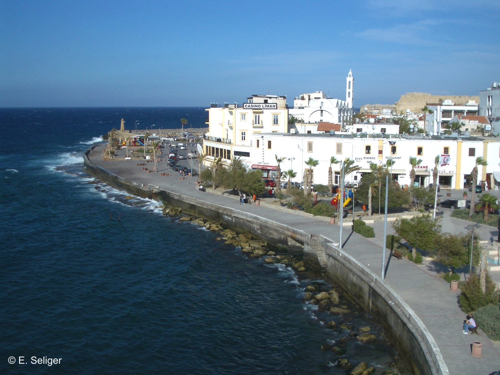 Blick vom Dome Hotel auf die Stadt Girne am Meer - Lupe Reisen