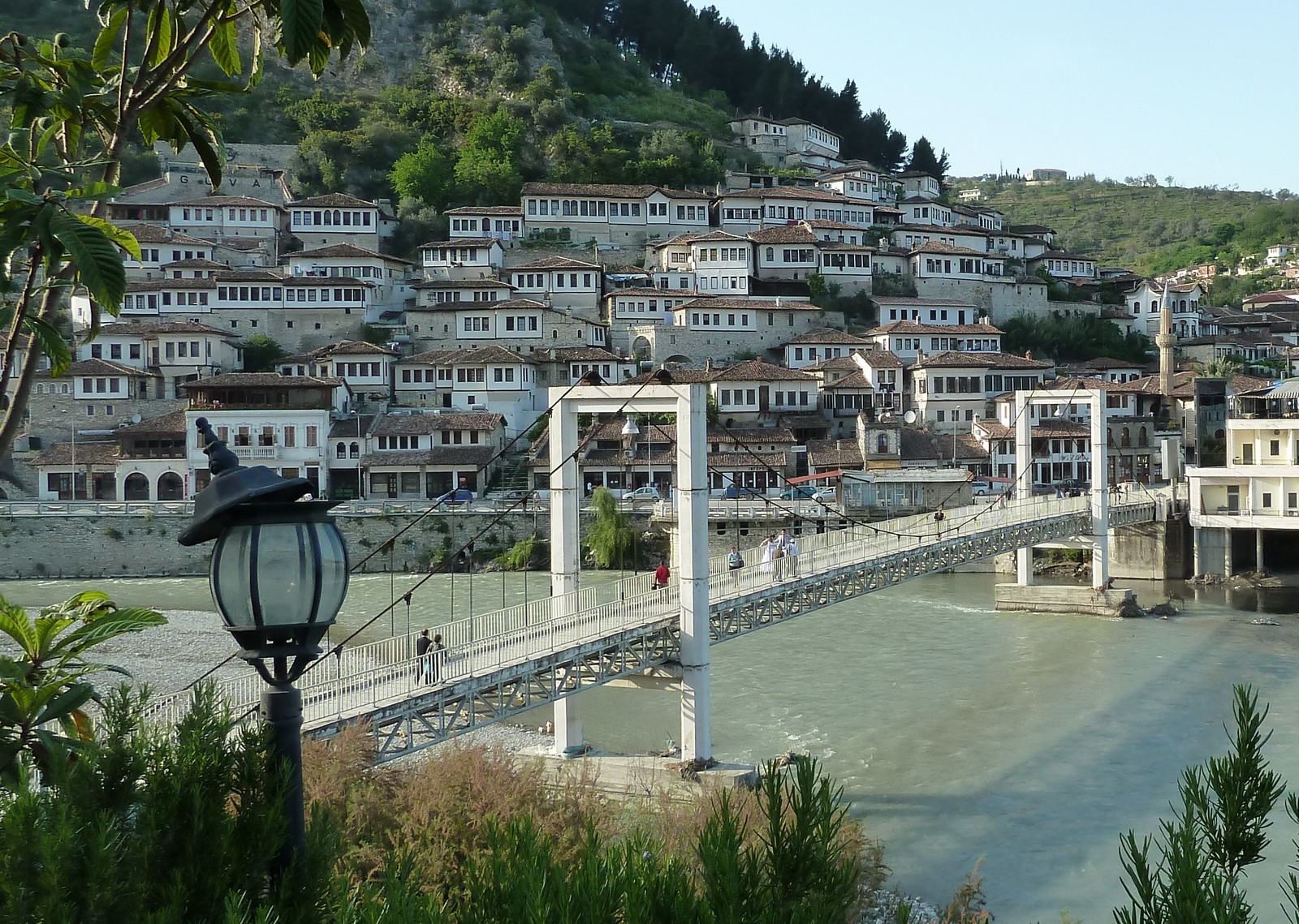Blick ber die Vjosa auf den Stadtteil Mangalem in Berat - Lupe Reisen