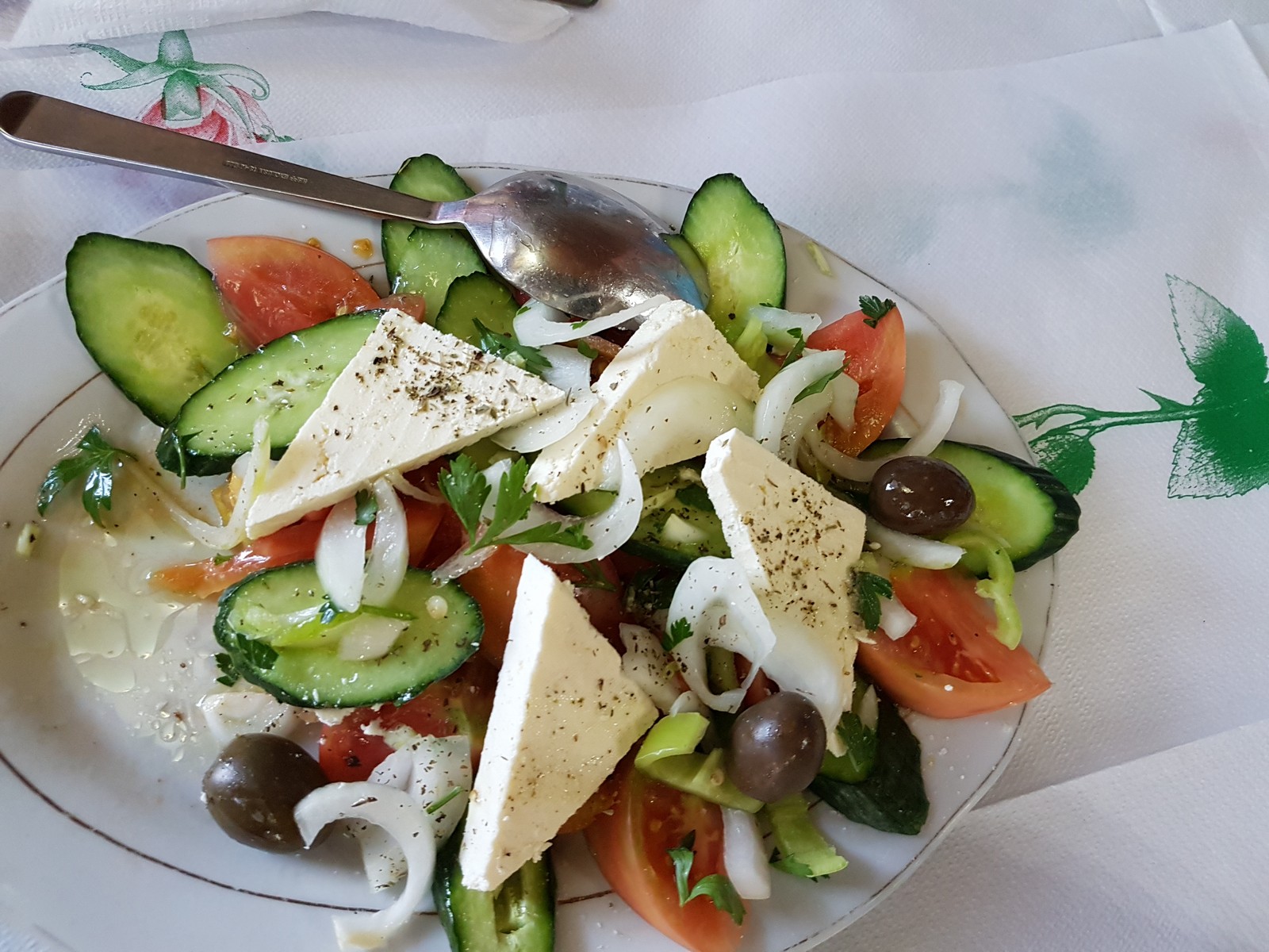 Albanische Kche mit viel Gemse und Salat - Lupe Reisen