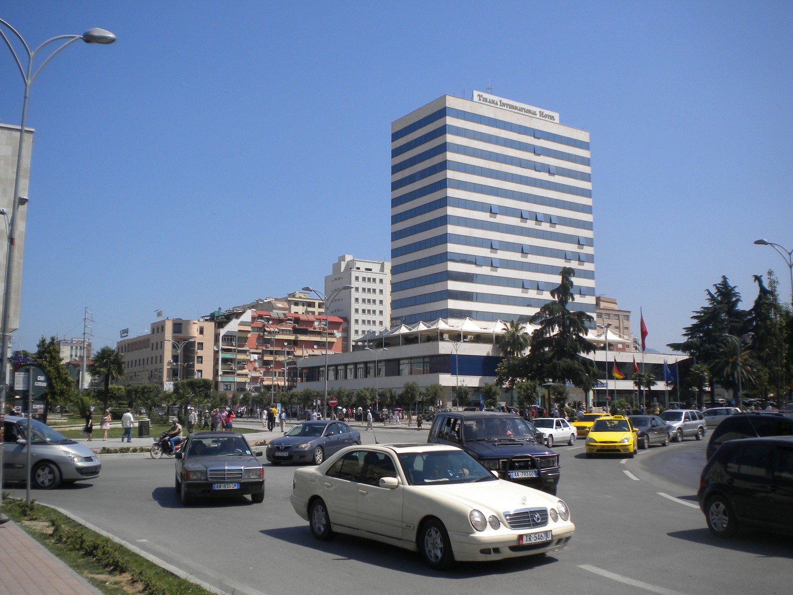 Mit dem MIettaxi in Tirana unterwegs - Lupe Reisen