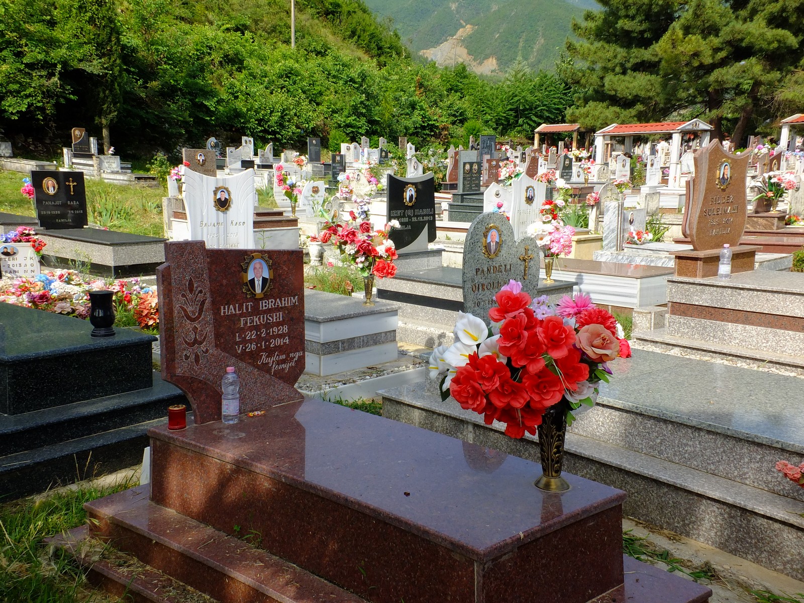 Ein typischer albanischer Friedhof - Lupe Reisen