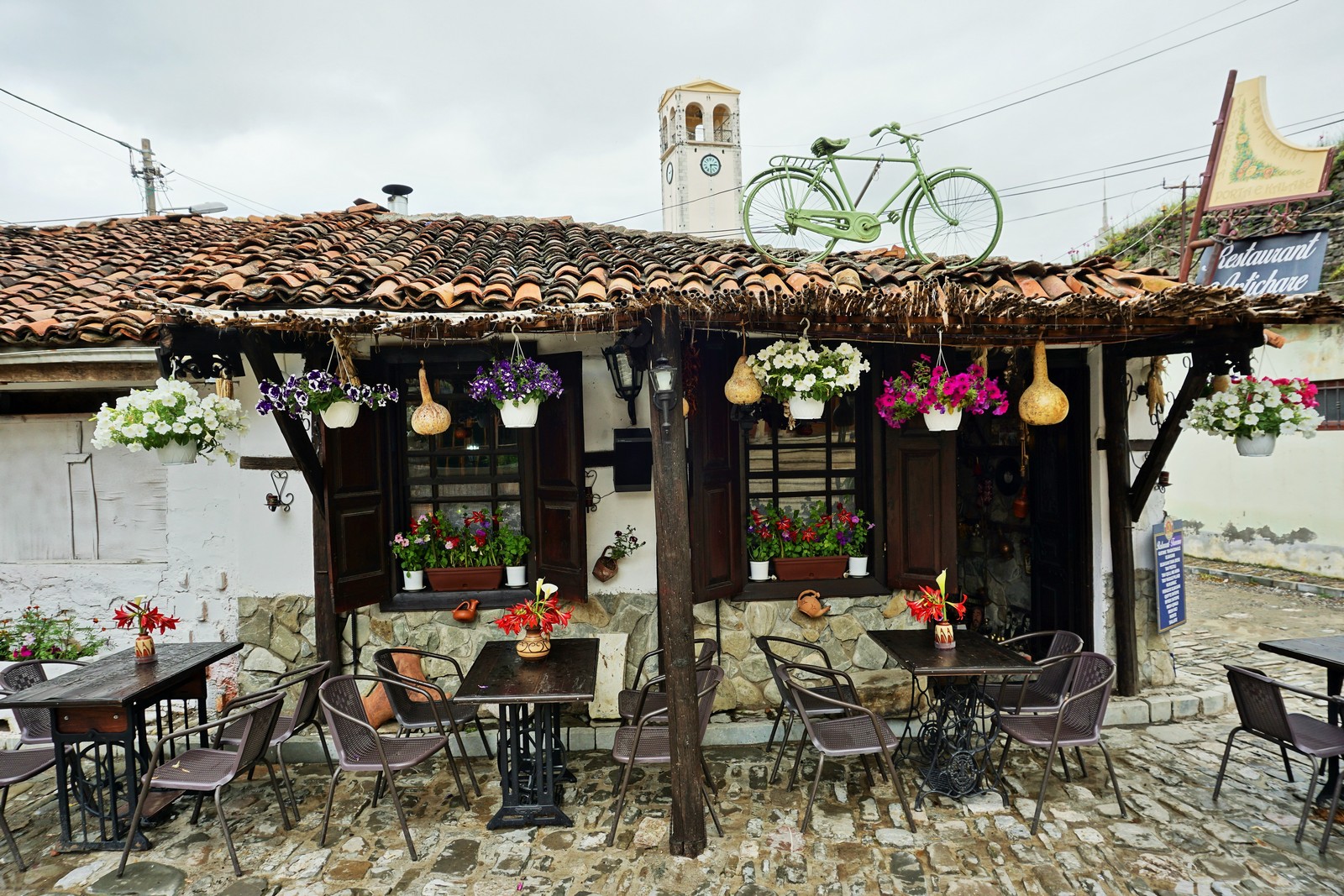 Geschmackvoll ausgestattetes Restaurant in Elbasan - Lupe Reisen