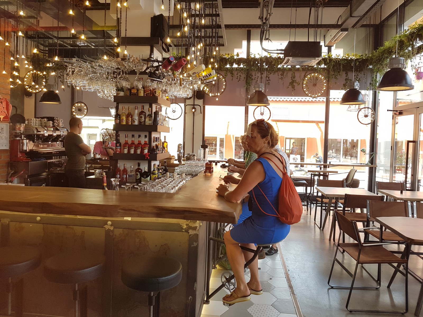 Eine typische Bar in Tirana - Lupe Reisen