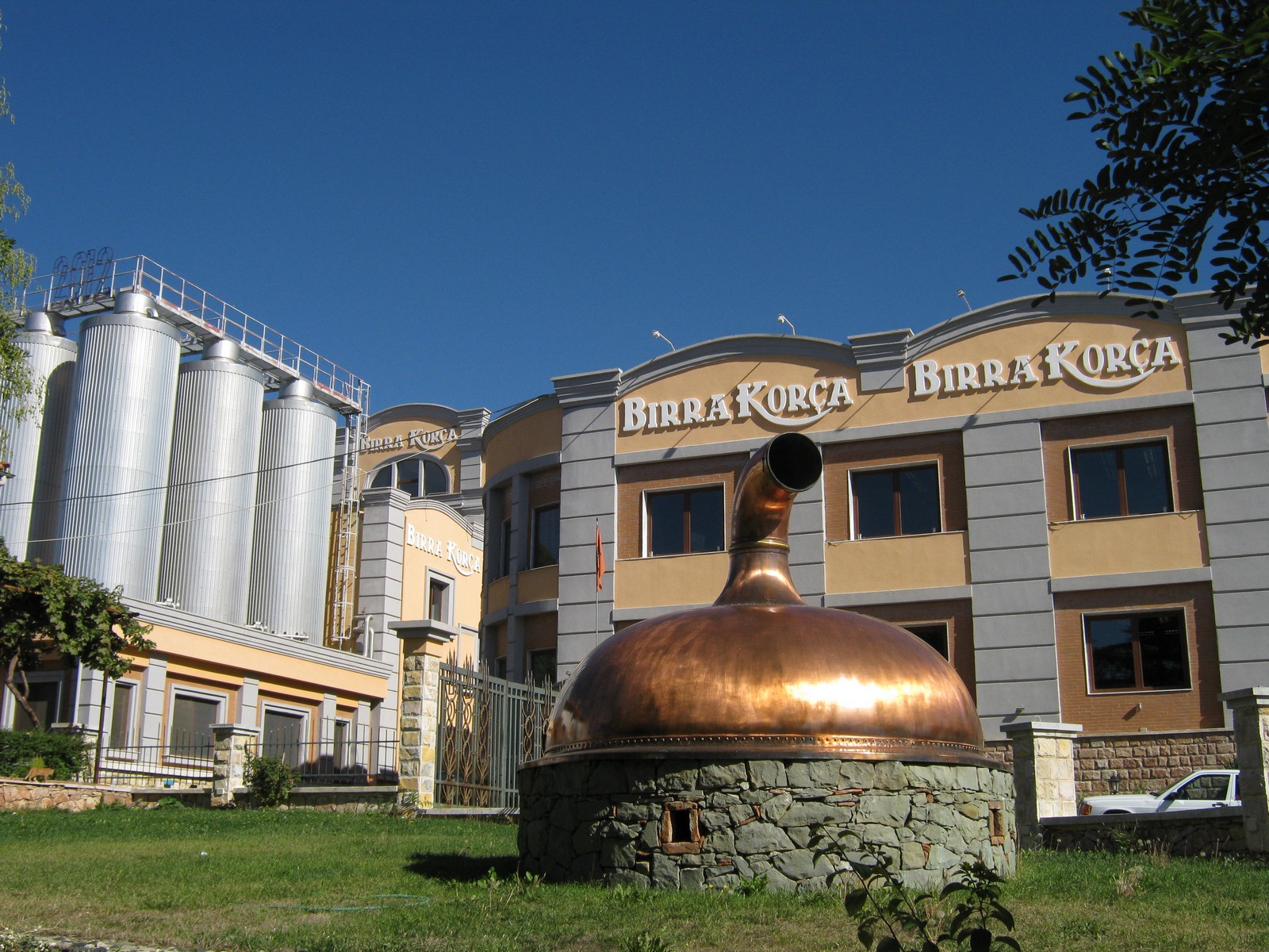 Die bekannte Bierbrauerei in Korca - Lupe Reisen