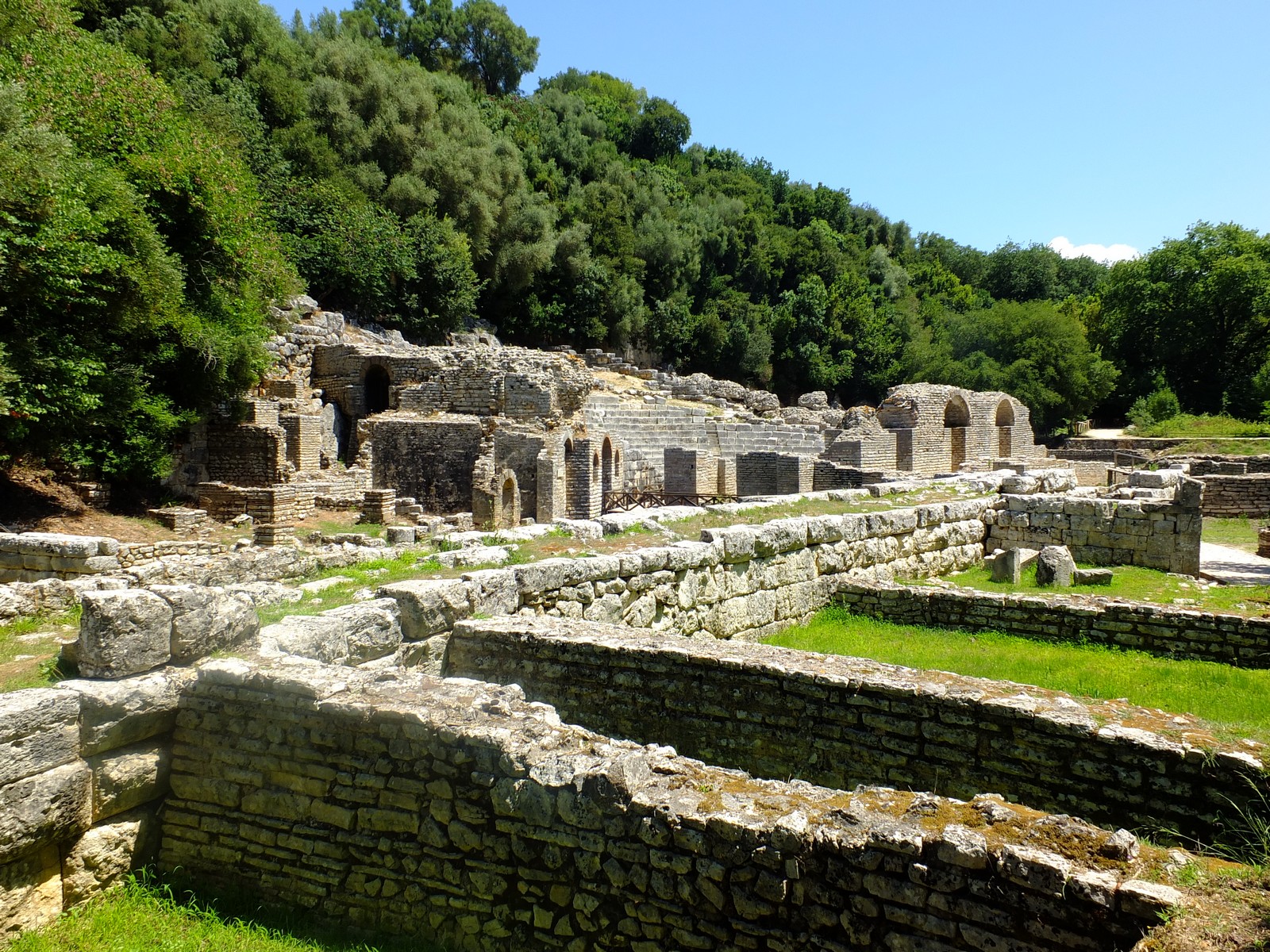 Ausgrabungsbereich in der UNESCO Weltkulturerbesttte Butrint - Lupe Reisen