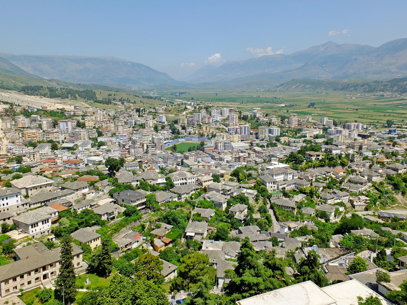 Blick von der Burg ber die Stadt Gjirokastra im sdlichen Bergland - Lupe Reisen