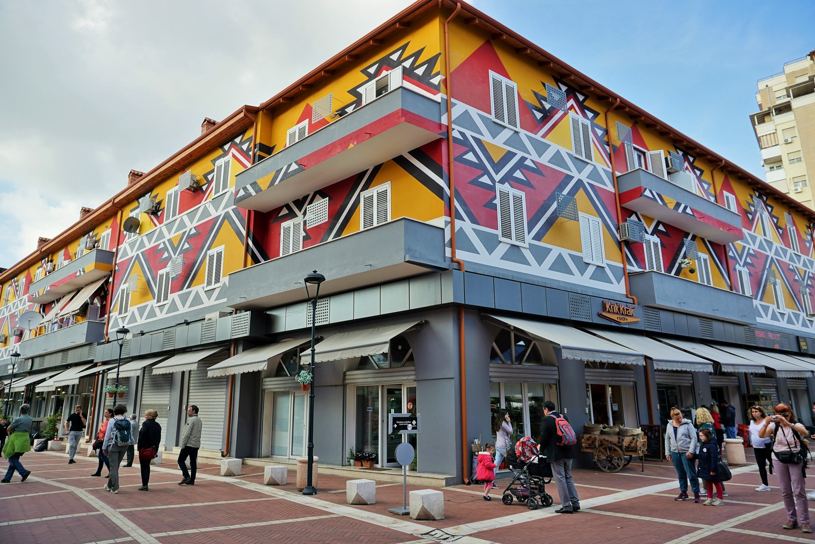 Modernes buntes Haus in der Fugngerzone von Tirana - Lupe Reisen