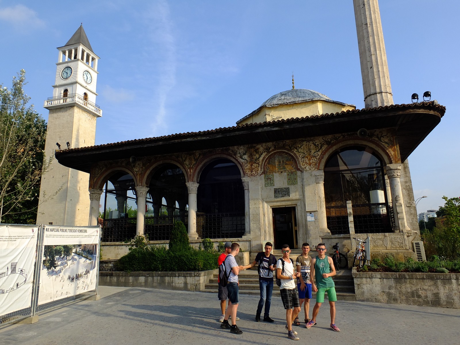 Alte Moschee und Uhrenturm in Tirana - Lupe Reisen