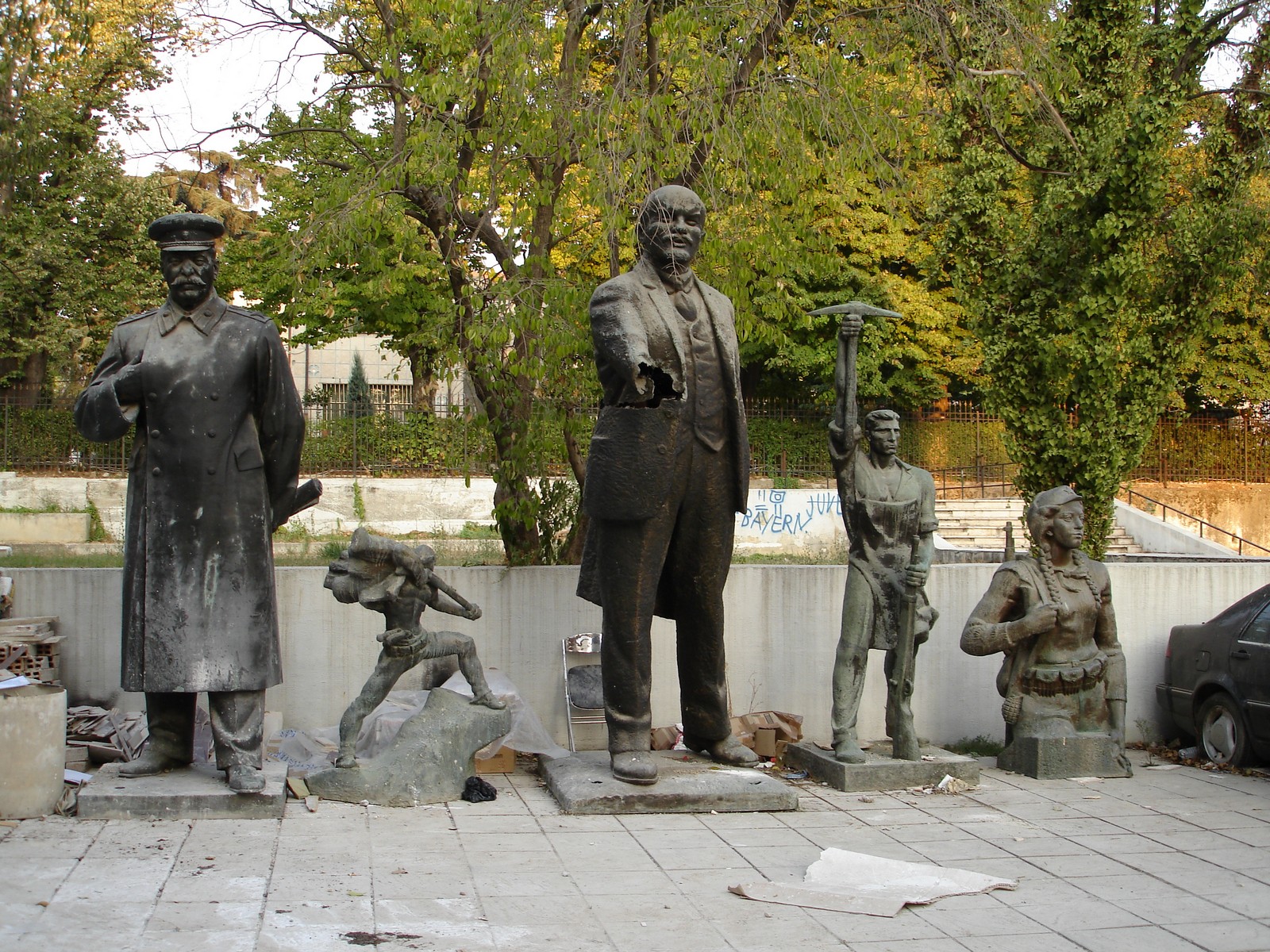 Riesige Statuen aus der kommunistischen ra von Enver Hoxha - Lupe Reisen