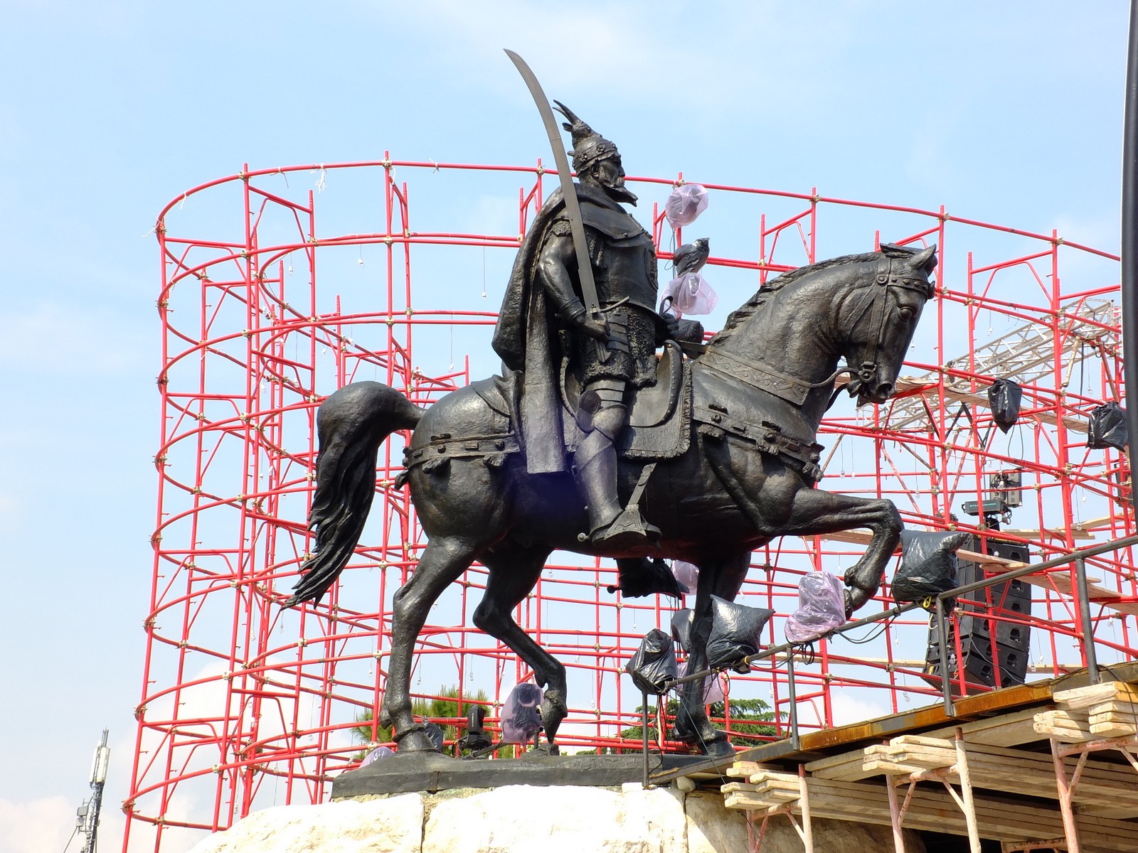 Reiterstandbild des Nationalhelden Skanderbeg in Tirana - Lupe Reisen