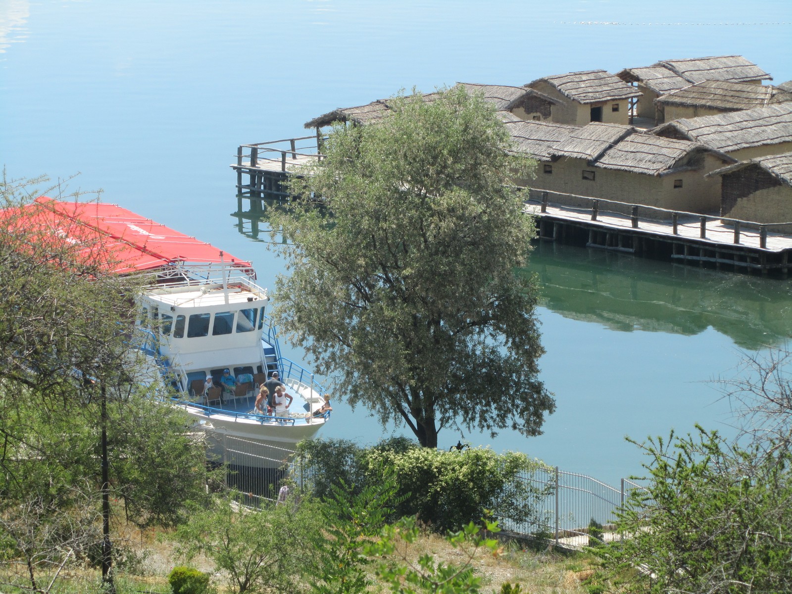 Ausflugsschiff am Museum auf dem Wasser (Ohridsee) - Lupe Reisen