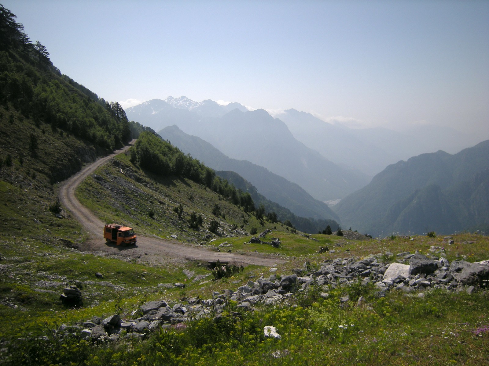 Landestypisches Sammeltaxi am Terthoria-Pass mit Blick auf das Thethi-Tal - Lupe Reisen