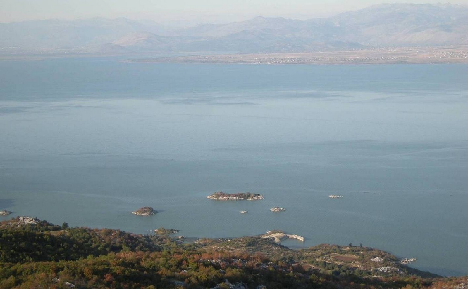 Der riesige Shkodra-See im Grenzgebiet von Albanien und Montenegro - Lupe Reisen