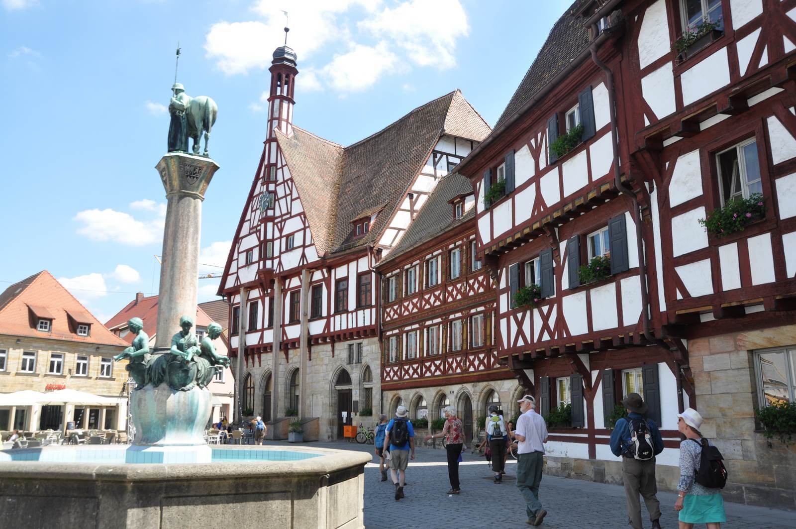 Der prchtige Rathausplatz in Forchheim - Lupe Reisen