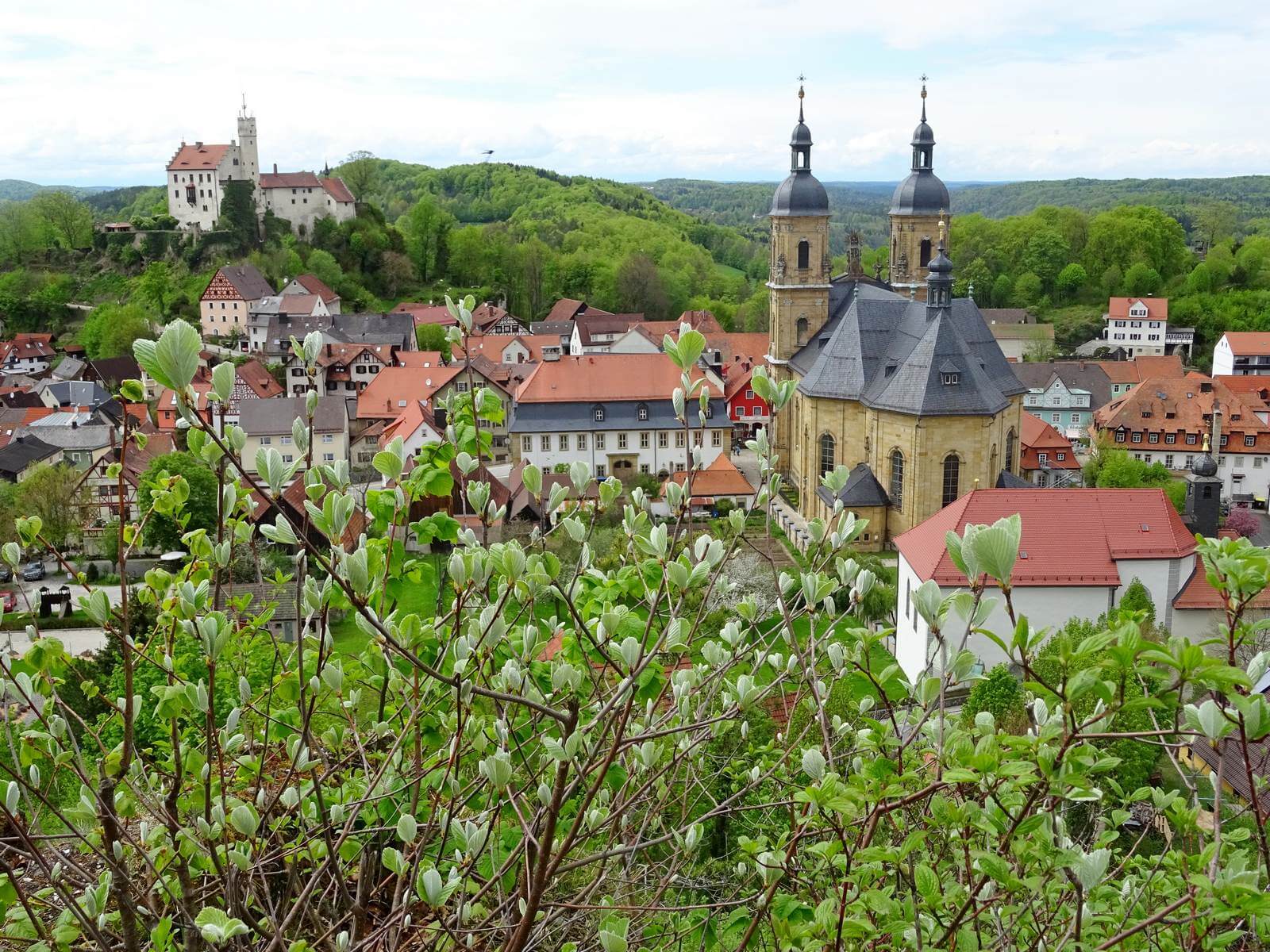 Blick ber Gweinstein mit Burg und Basilika - Lupe Reisen