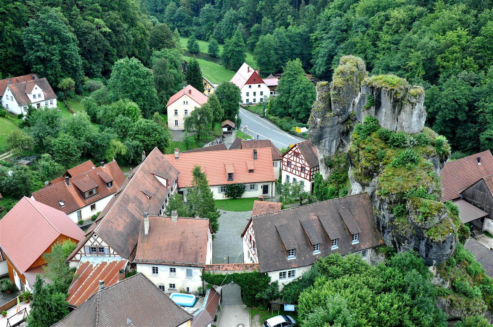 Blick von oben auf das Frnkische Schweiz Museum Tchersfeld - Lupe Reisen