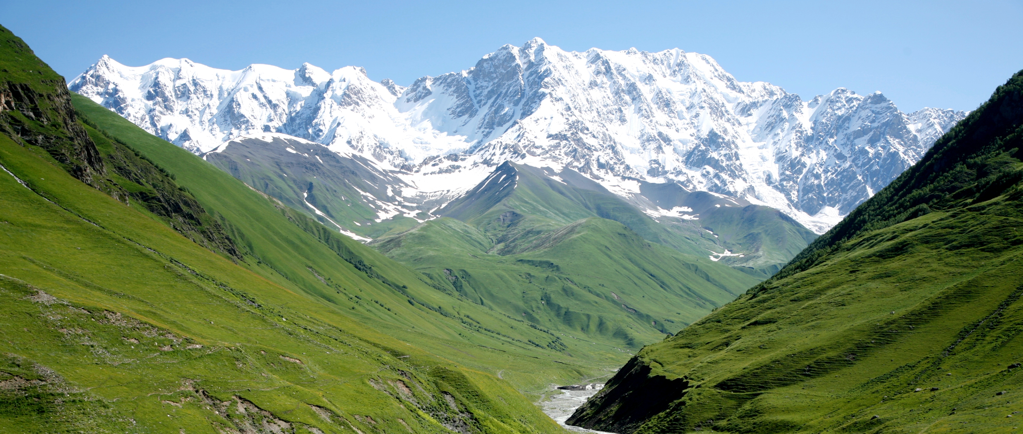 Faszinierende Bergwelt auf einer Wanderung im Kleinen Kaukasus - Lupe Reisen