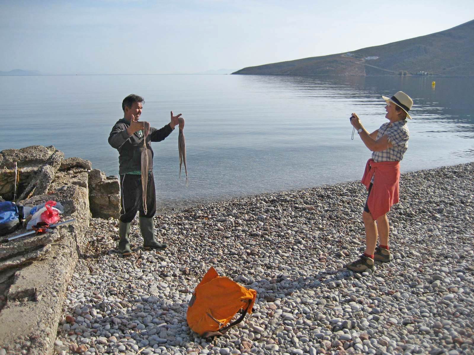 Ein Fischer prsentiert seinen Fang auf Tilos - Lupe Reisen