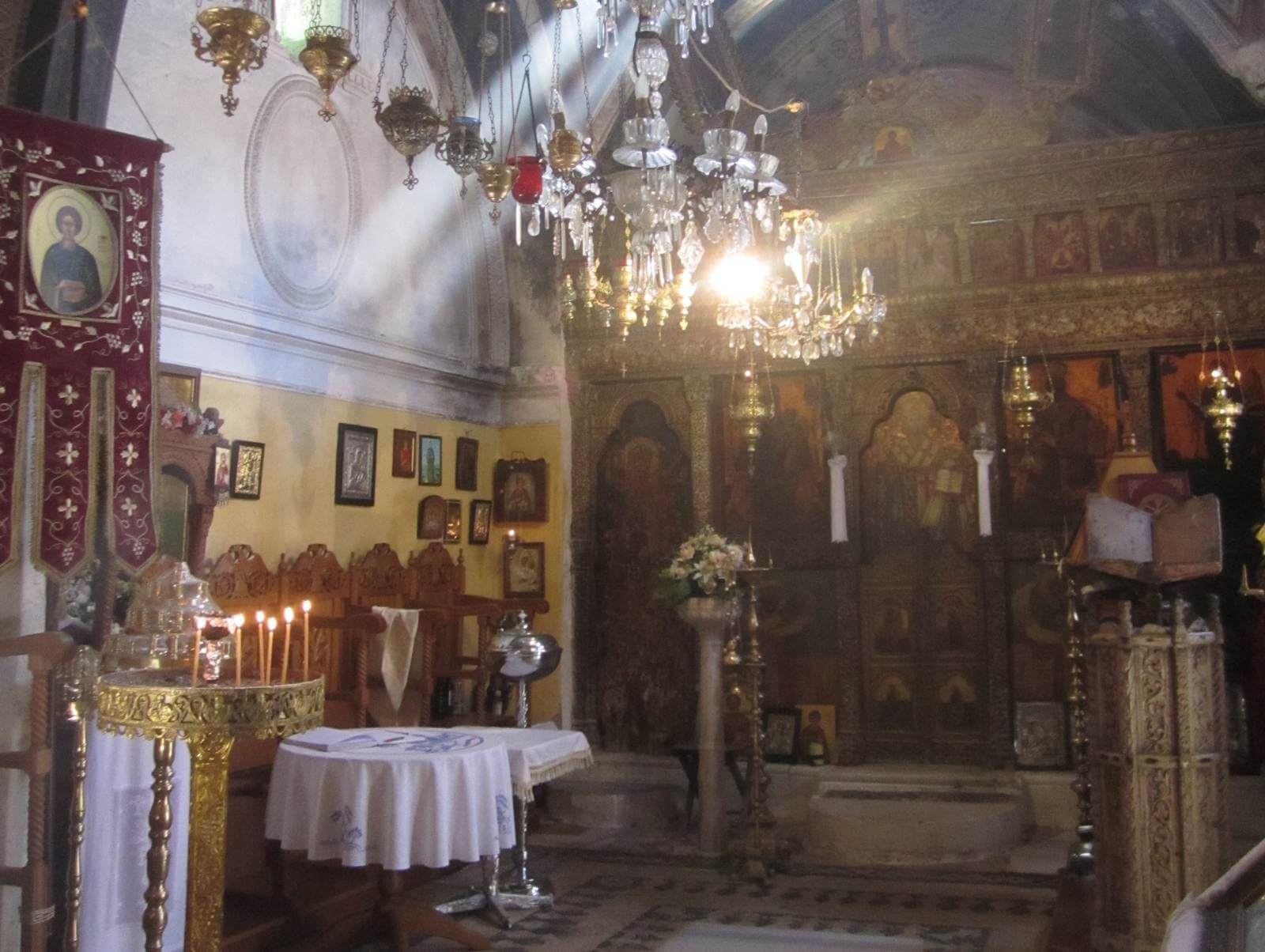 Die Kirche im ehemaligen Kloster Agios Panteleimonas ist in Betrieb - Lupe Reisen