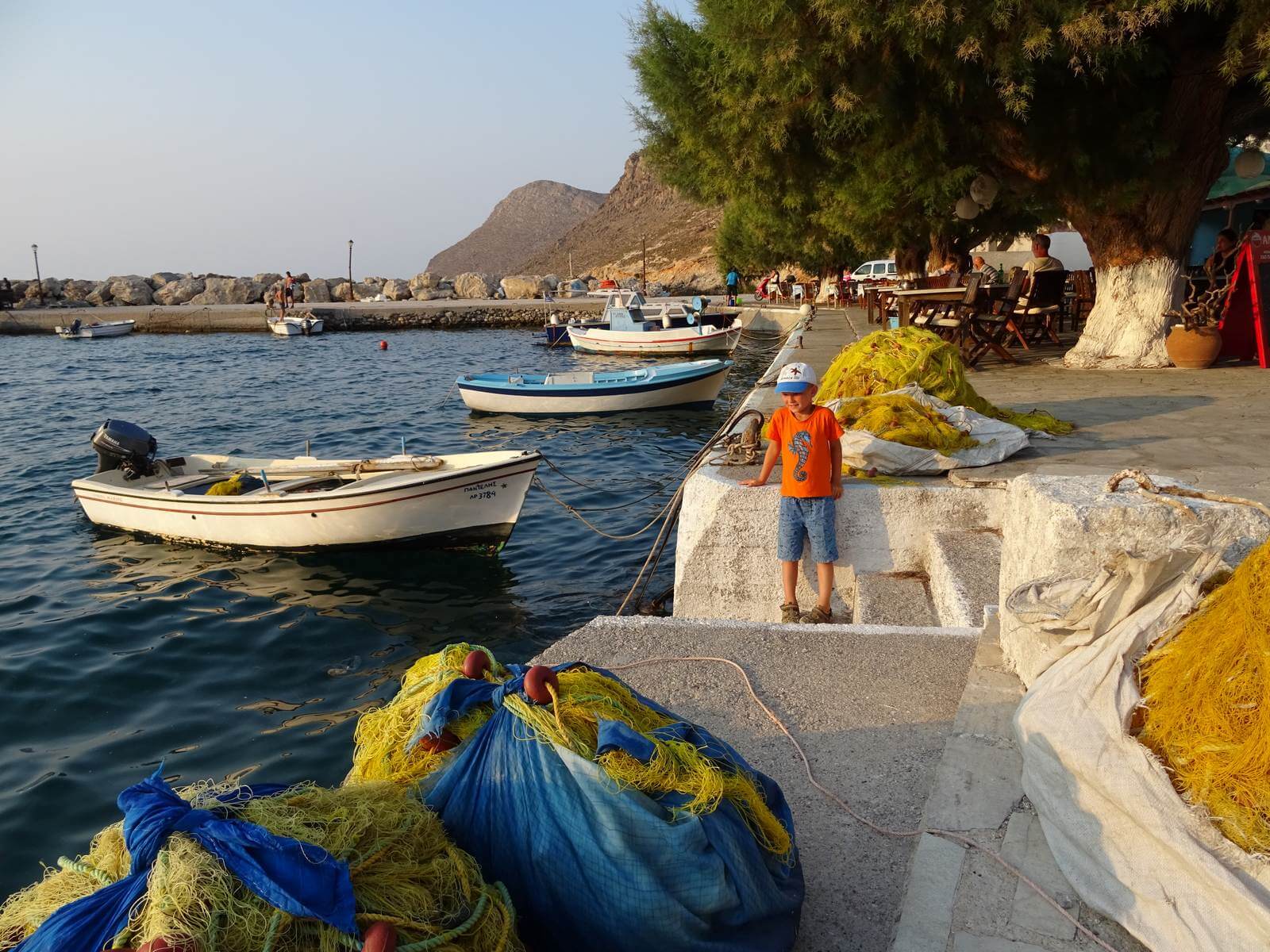 Im Fischerhafen des kleinen Ortes Agios Antonios auf Tilos - Lupe Reisen