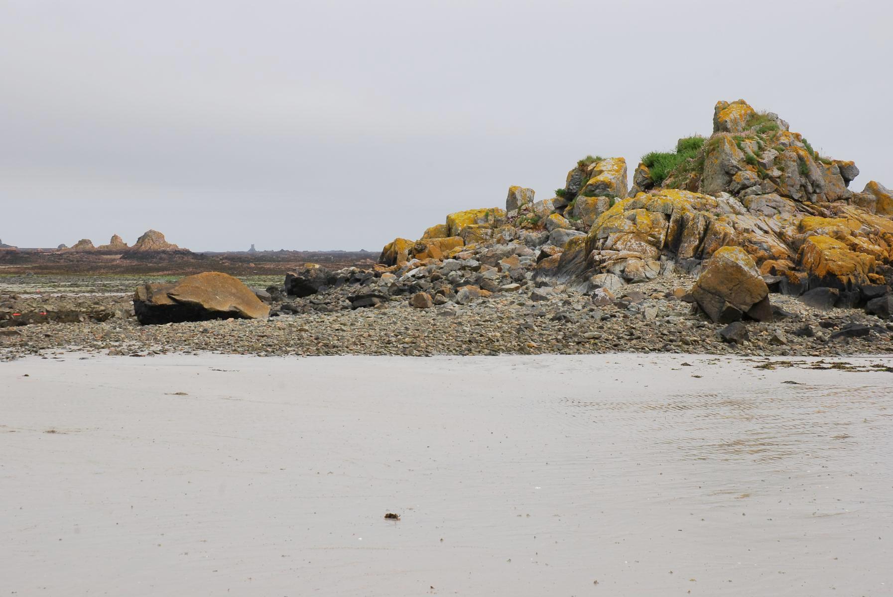 Von Granitbrocken gerahmter Sandstrand auf Jersey - Lupe Reisen