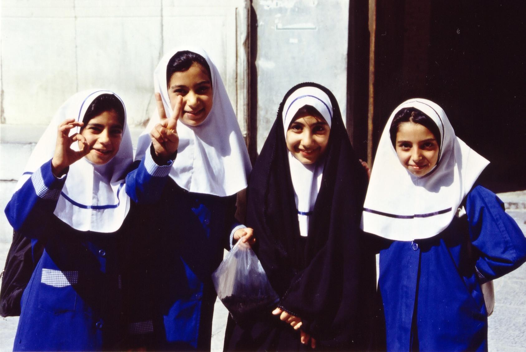 Eine Gruppe von Schulmdchen im Iran - Lupe Reisen