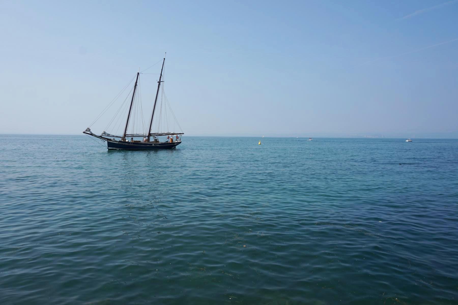 Ein Boot auf dem blauen Gardasee - Lupe Reisen
