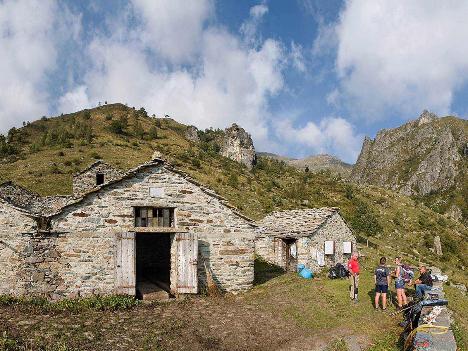 Foto: Begegnung von Wanderern und Bauern auf der Alpe Paglia inferiore  Matthias Mandler - Lupe Reisen