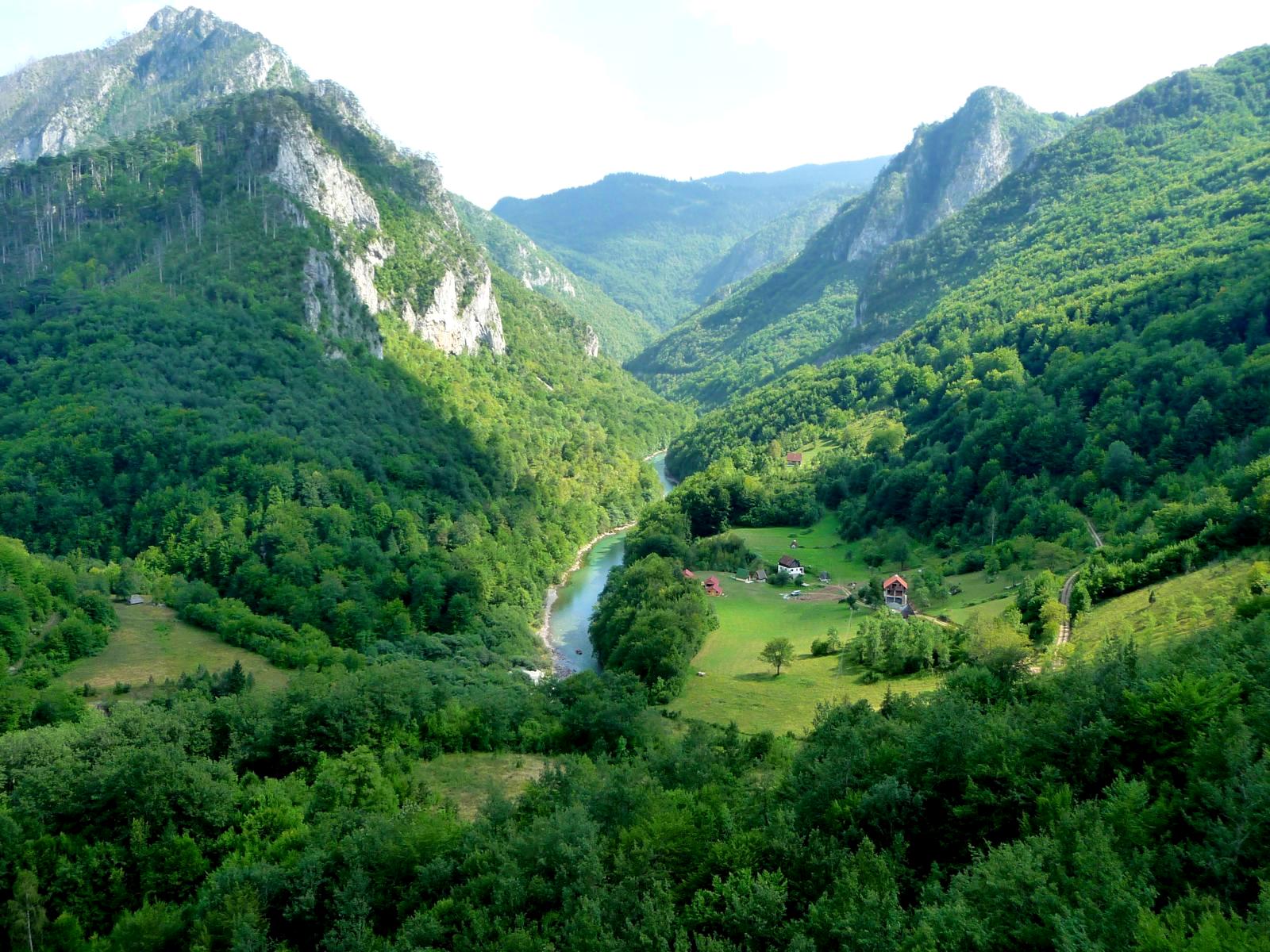Panoramablick in die Berglandschaft Montenegros - Lupe Reisen