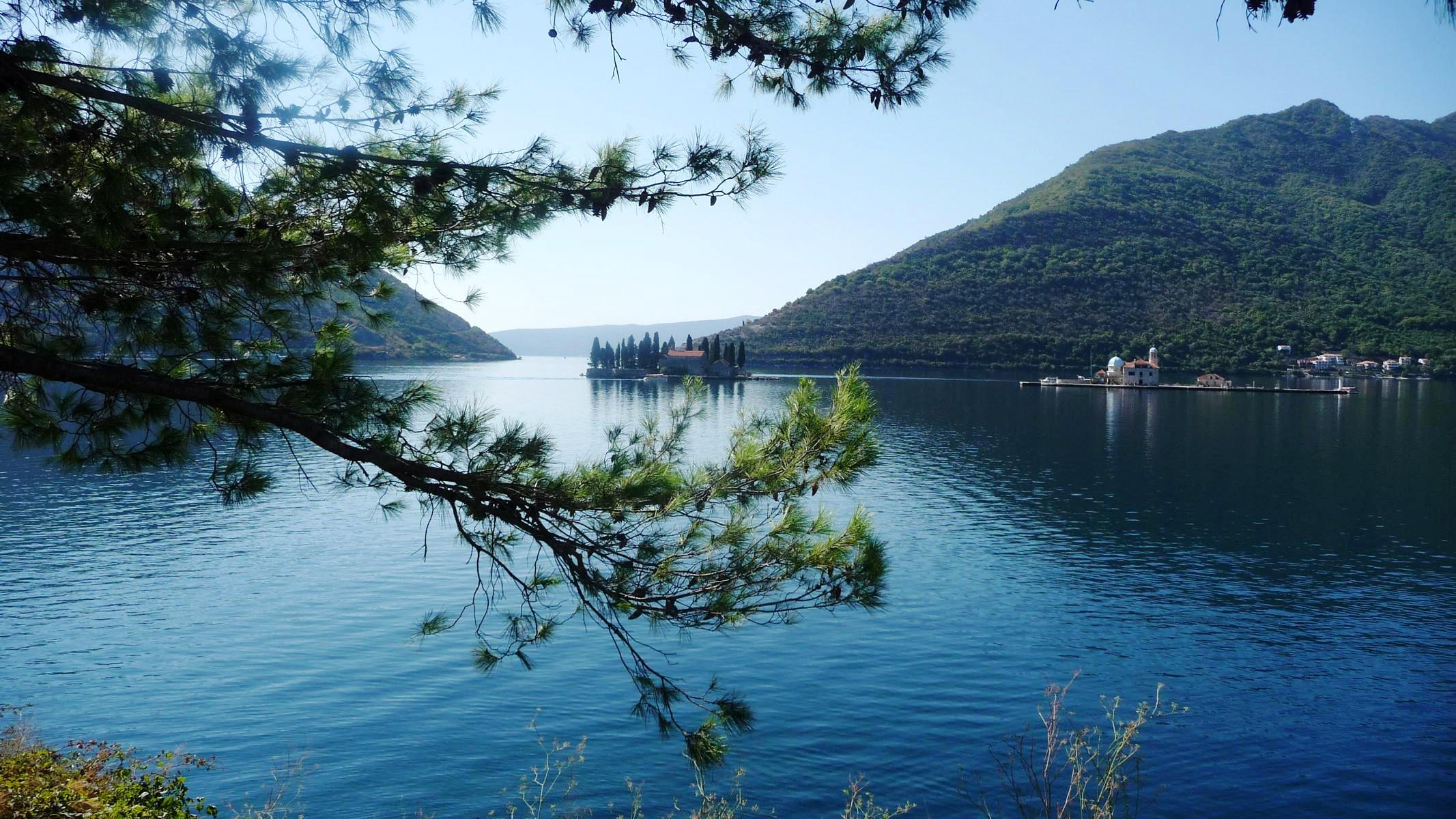 faszinierende Bucht von Kotor. Eine fast 30km lange fjordartige Bucht an der Adriakste Montenegros - Lupe Reisen