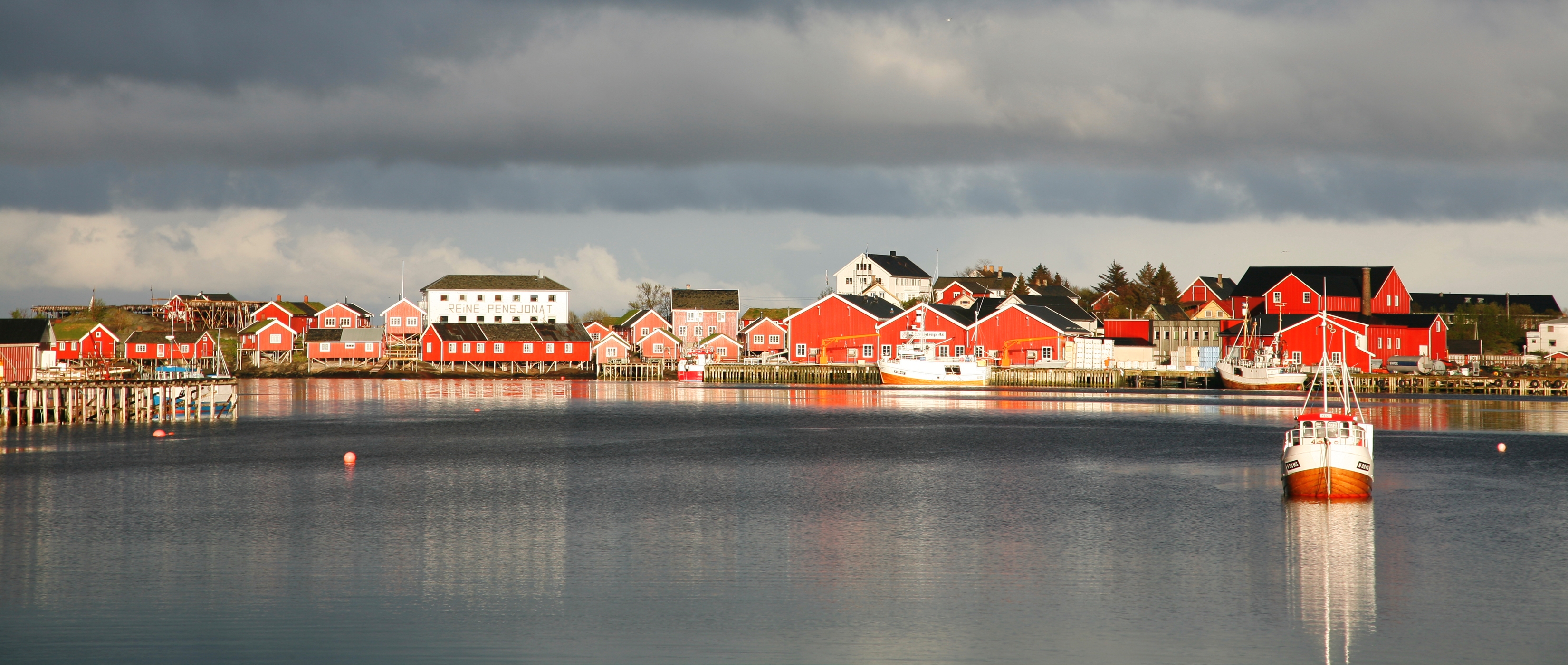 Panoramablick auf das norwegische Fischerdorf Reine - Lupe Reisen