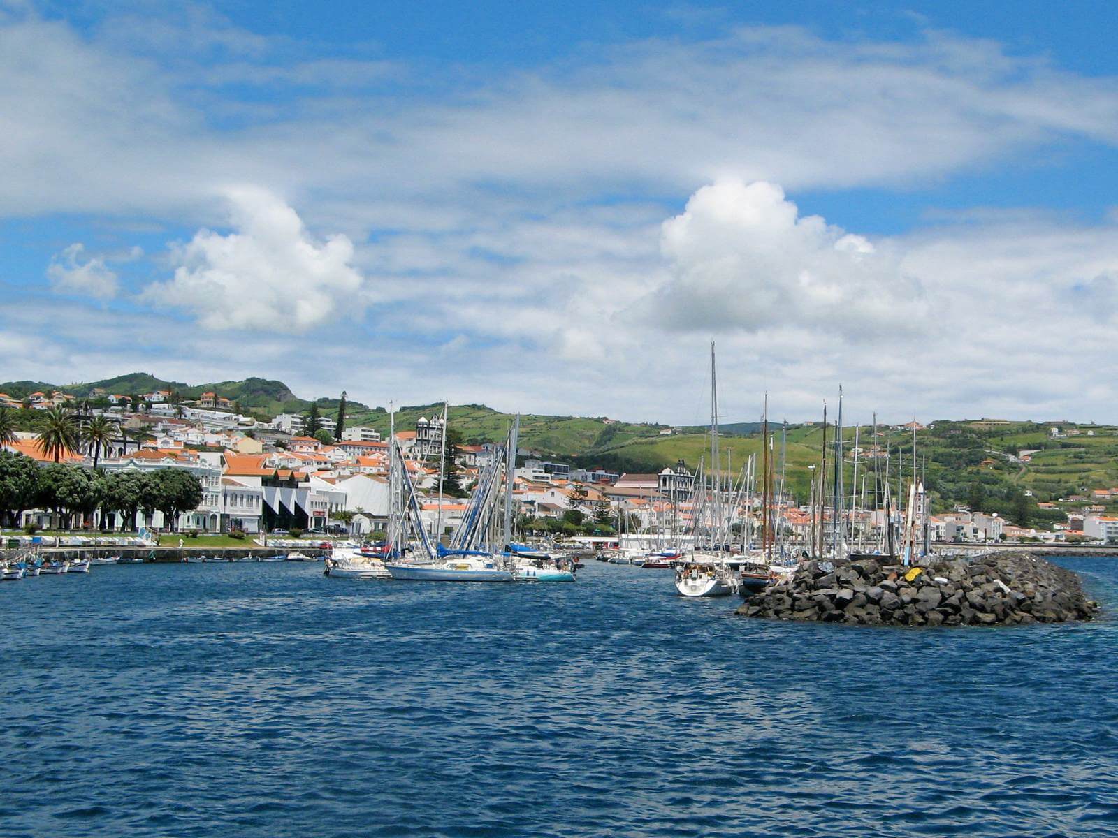 Foto: Der Hafen von Horta auf Faial - Lupe Reisen