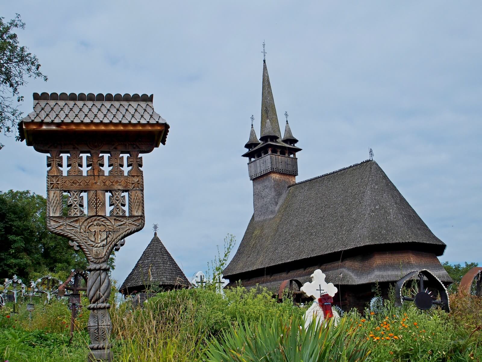 Foto Holzkirche und Holzgrabstein in Budesti - Lupe Reisen