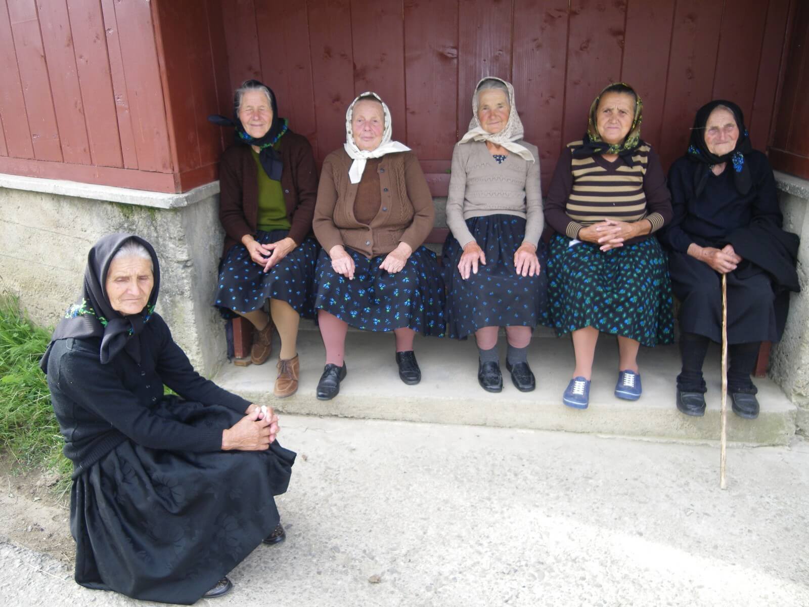 Foto Seniorinnentreff am Sonntag Nachmittag in Poienile Izei - Lupe Reisen