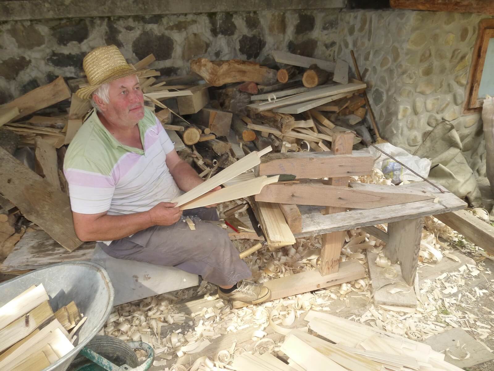 Foto Ein Schindelmacher in Botiza produziert Dachschindel aus Holz - Lupe Reisen
