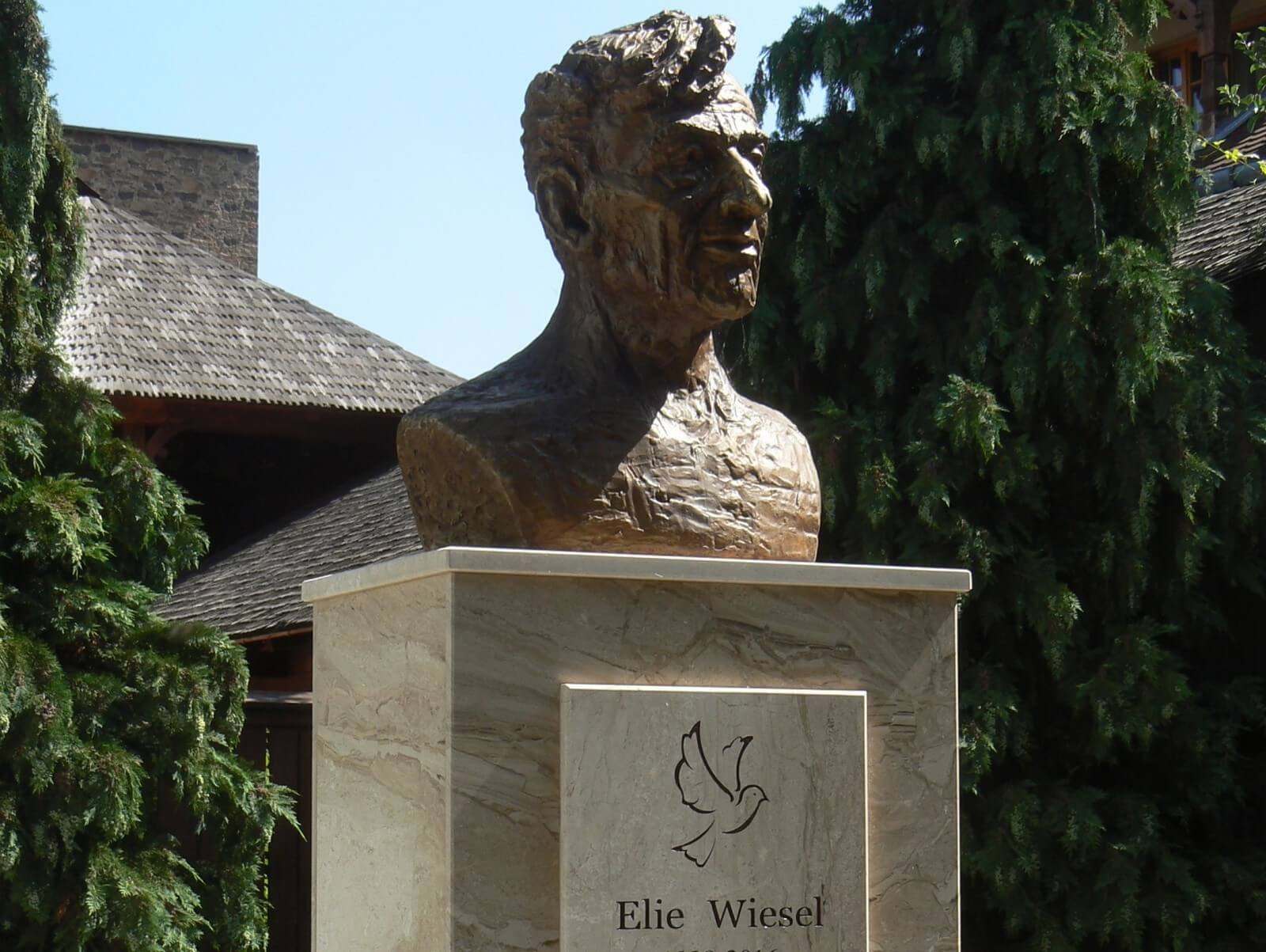 Foto Statue von Elie Wiesel vor seiner Gedenksttte in Sighetu Marmatiei - Lupe Reisen