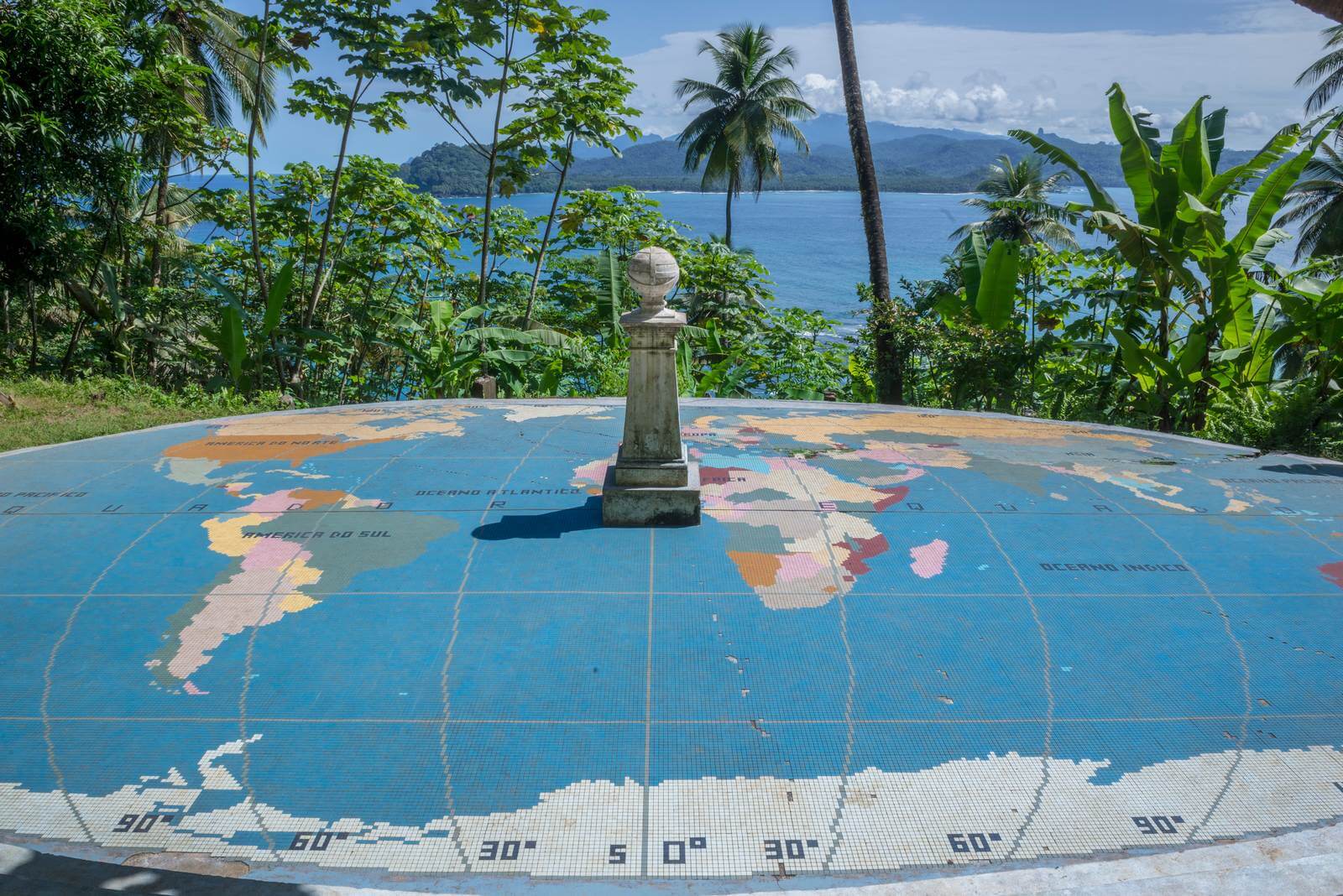Foto: Die quator-Linie auf dem Inselchen Rolas vor Sao Tome - Bildrechte Matthias Graben - Lupe Reisen