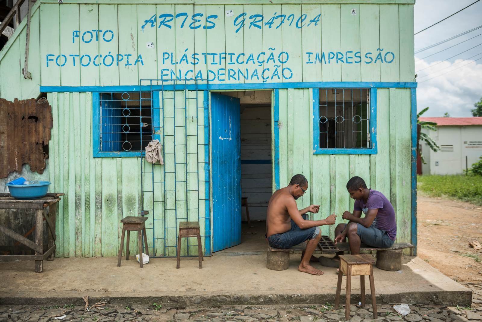 Foto: Ladenbesitzer beim Spiel auf Sao Tome - Bildrechte Matthias Graben - Lupe Reisen