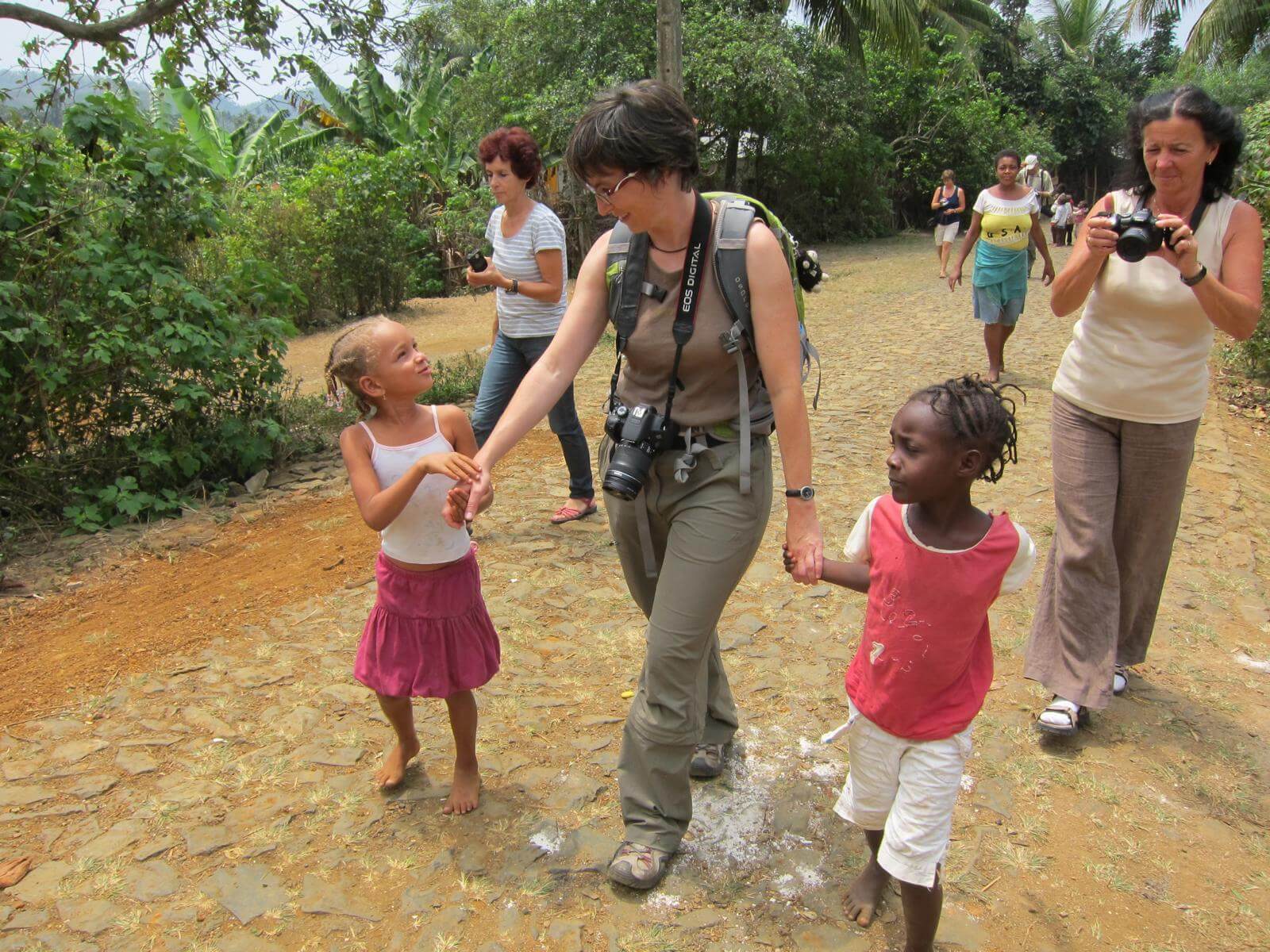 Foto: Nicht nur die Kinder auf Sao Tome sind sehr lebenslustig - Lupe Reisen