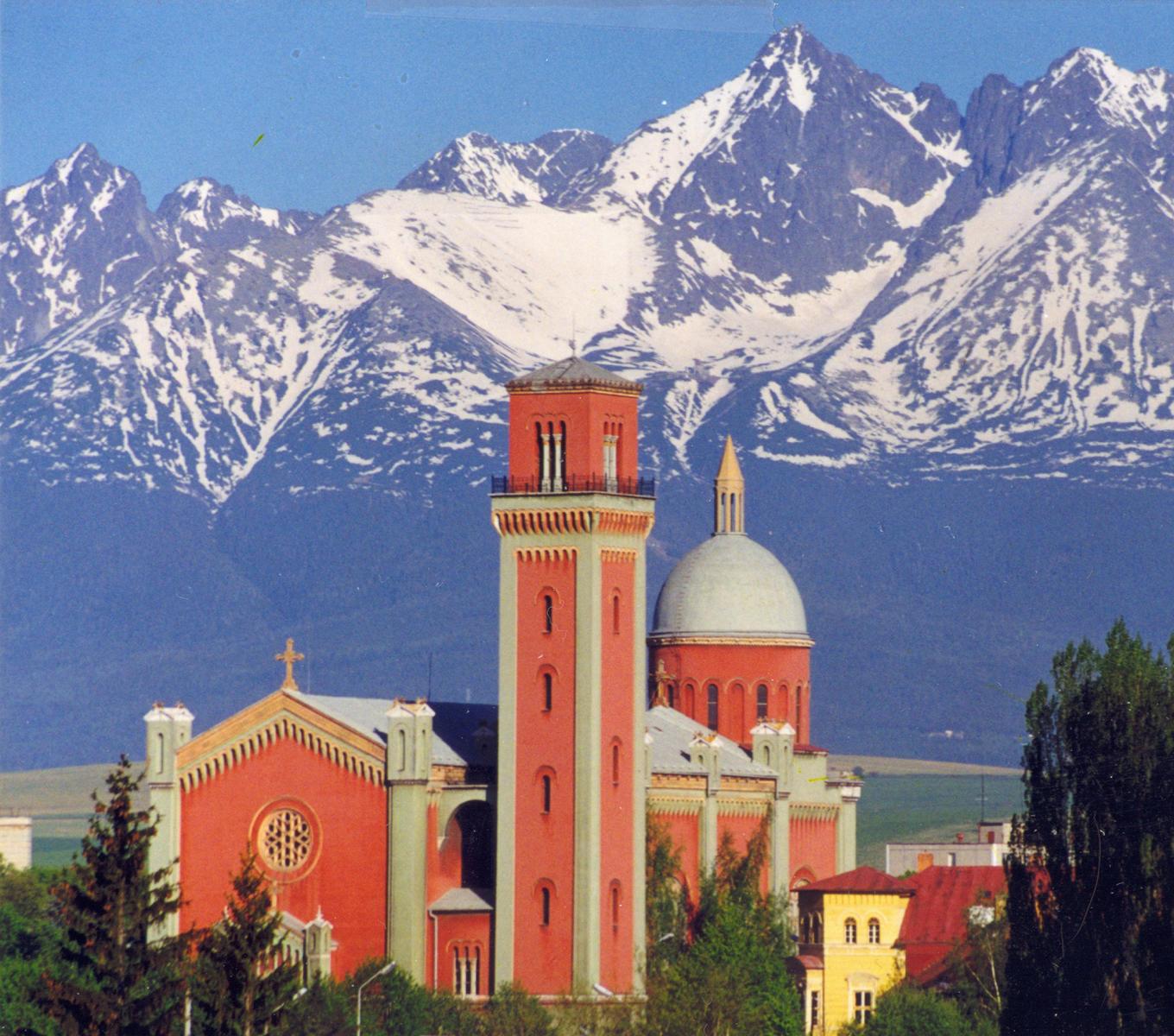 Die evangelische Kirche in Kemarok mit Blick auf die hohe Tatra - Lupe Reisen