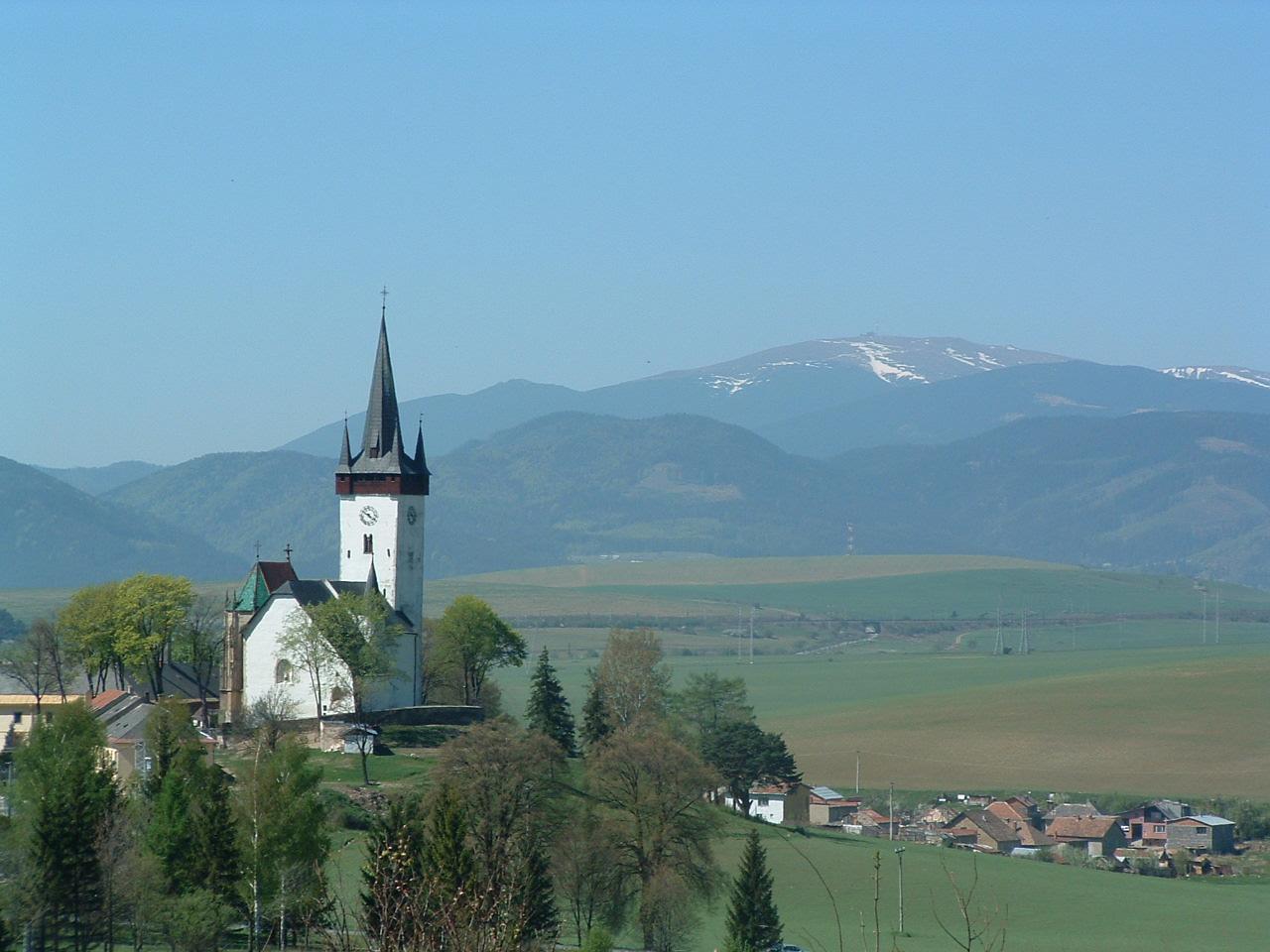 Blick ins Tal mit Kirche des Heiligen Ladislaus in tvrtok - Lupe Reisen