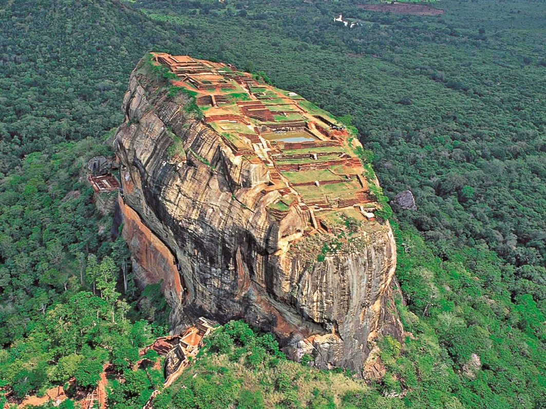 Der Lwenfelsen von Sigiriya von oben - Lupe Reisen