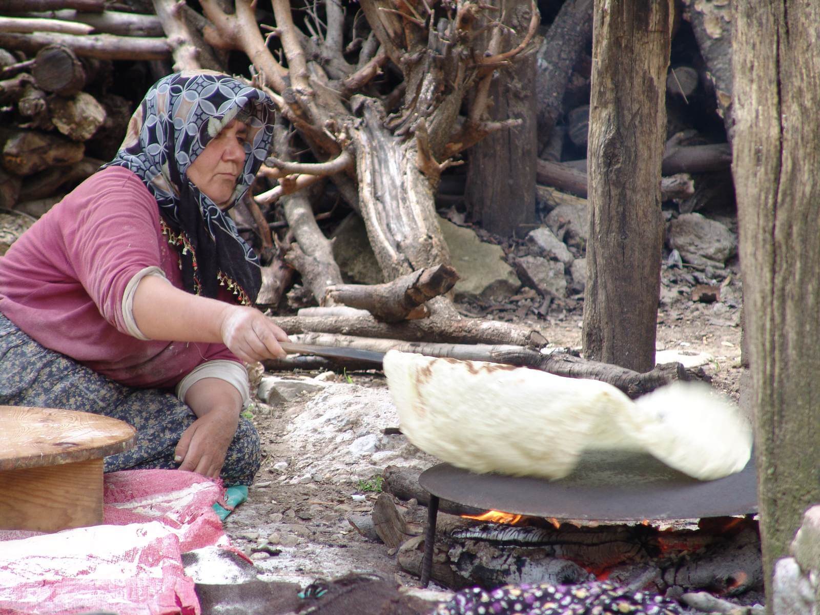 Foto: Typisches buerliches Brotbacken in der Sdtrkei - Lupe Reisen
