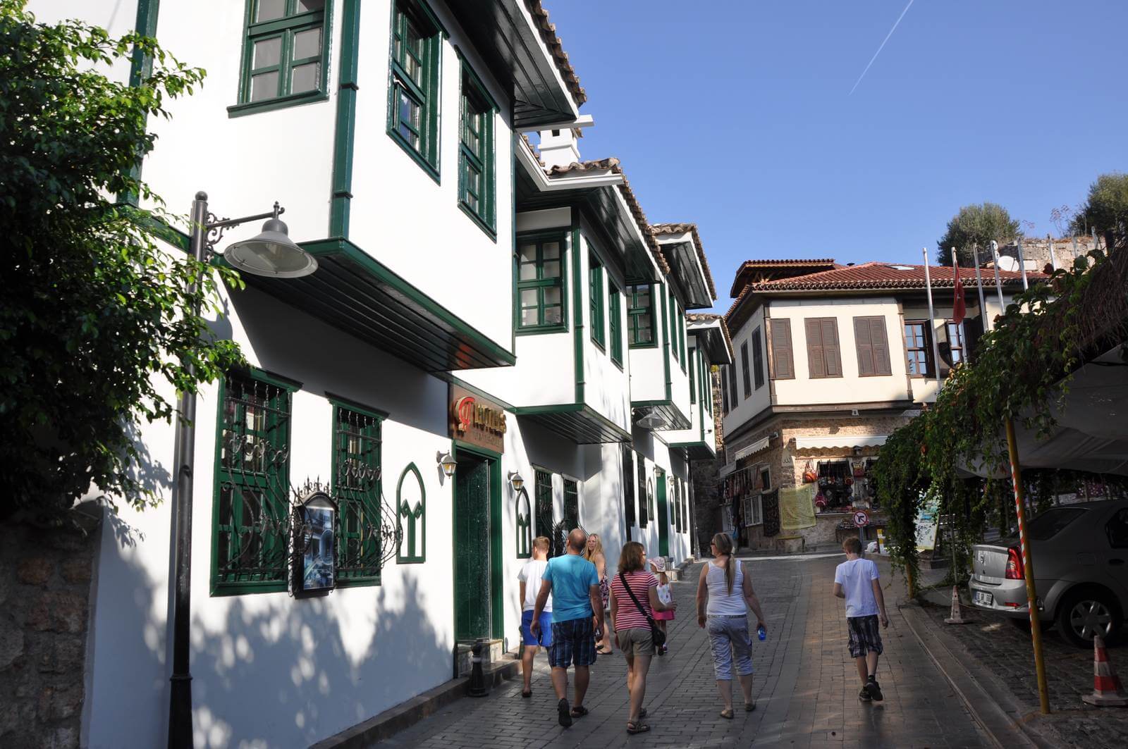 Foto: Bummeln in der Altstadt von Antalya mit vielen Lden und Restaurants - Lupe Reisen