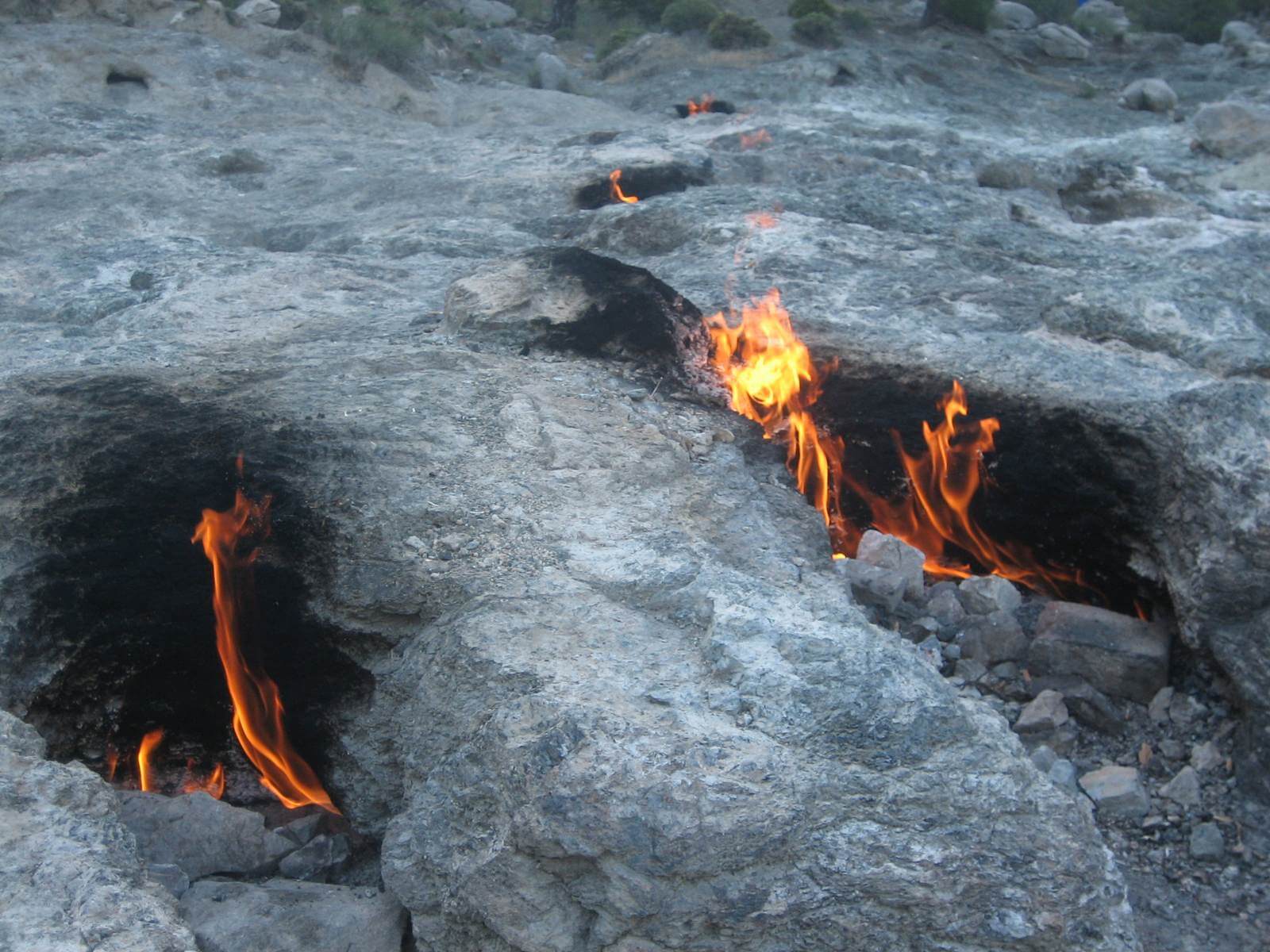 Foto: Yanartas, das sagenumwobene ewige Feuer liegt auf dem Wanderweg oberhallb von Olympos - Lupe Reisen