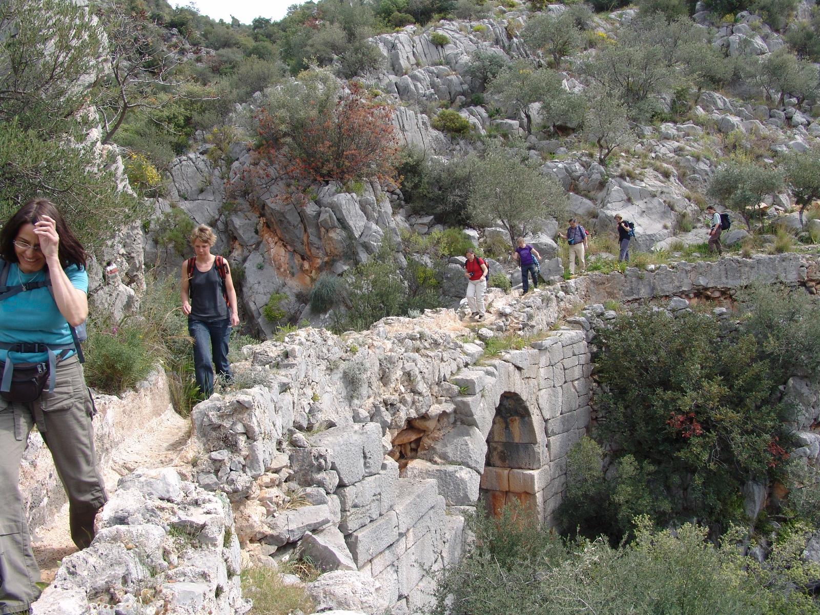 Antike rmische Wasserleitungen entlang der Wanderwege - Lupe Reisen